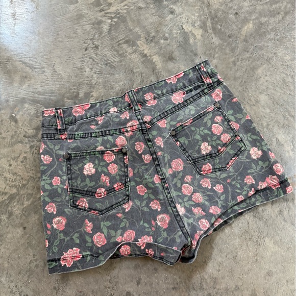 Black Floral Denim Shorts - Picture 3 of 4